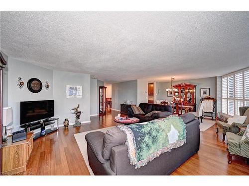 401-24 Marilyn Drive N, Guelph, ON - Indoor Photo Showing Living Room