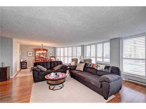 401-24 Marilyn Drive N, Guelph, ON - Indoor Photo Showing Living Room