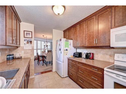 401-24 Marilyn Drive N, Guelph, ON - Indoor Photo Showing Kitchen