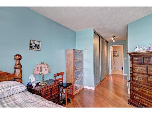 401-24 Marilyn Drive N, Guelph, ON - Indoor Photo Showing Bedroom