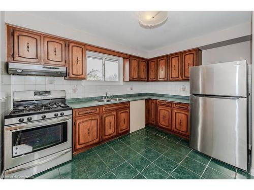 894 Strasburg Road, Kitchener, ON - Indoor Photo Showing Kitchen With Double Sink