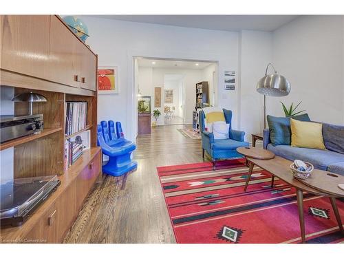 52 Henry Street, Kitchener, ON - Indoor Photo Showing Living Room