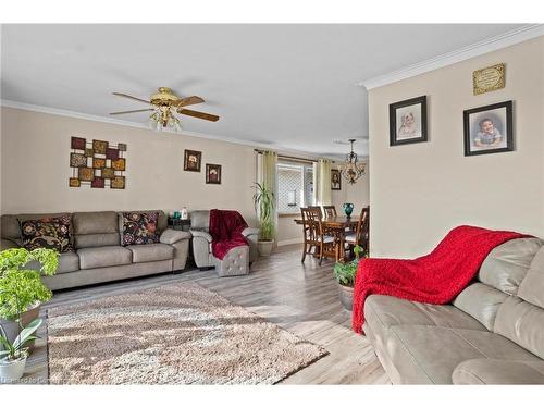 121 Oak Street W, Leamington, ON - Indoor Photo Showing Living Room