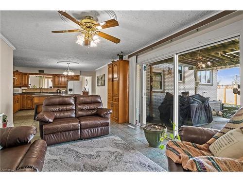 121 Oak Street W, Leamington, ON - Indoor Photo Showing Living Room