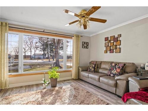 121 Oak Street W, Leamington, ON - Indoor Photo Showing Living Room