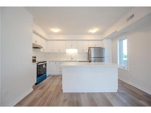 C145-580 Benninger Drive, Kitchener, ON - Indoor Photo Showing Kitchen