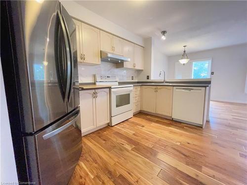 625 Royal Fern Street, Waterloo, ON - Indoor Photo Showing Kitchen