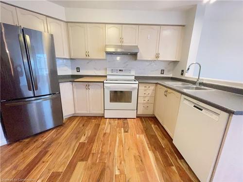 625 Royal Fern Street, Waterloo, ON - Indoor Photo Showing Kitchen With Double Sink