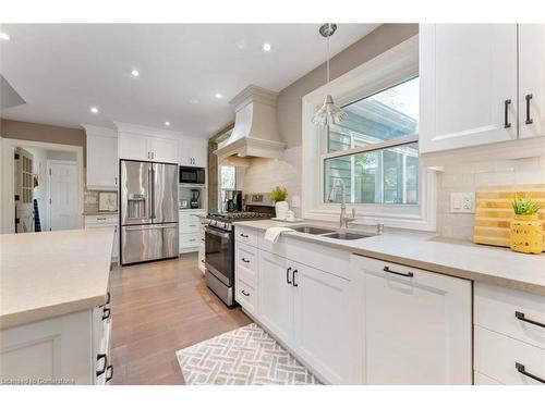 180 Edgehill Drive, Kitchener, ON - Indoor Photo Showing Kitchen With Double Sink With Upgraded Kitchen