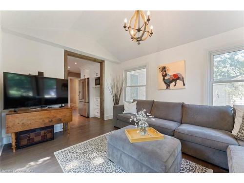 180 Edgehill Drive, Kitchener, ON - Indoor Photo Showing Living Room