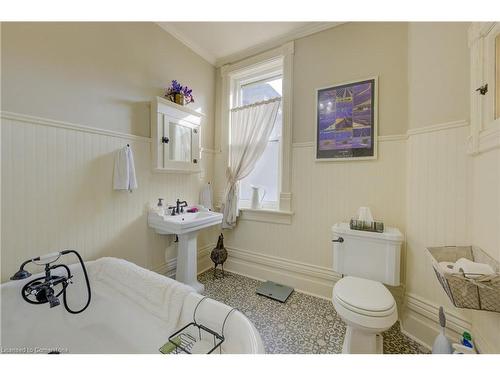 22 Harvey Street, Cambridge, ON - Indoor Photo Showing Bathroom