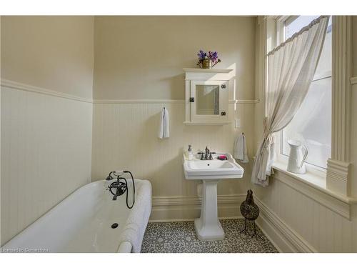 22 Harvey Street, Cambridge, ON - Indoor Photo Showing Bathroom