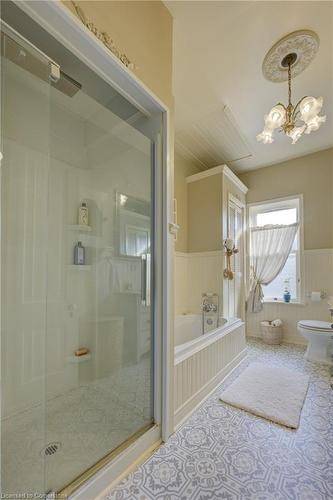 22 Harvey Street, Cambridge, ON - Indoor Photo Showing Bathroom