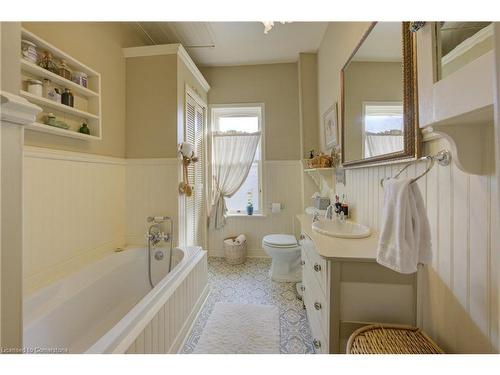 22 Harvey Street, Cambridge, ON - Indoor Photo Showing Bathroom