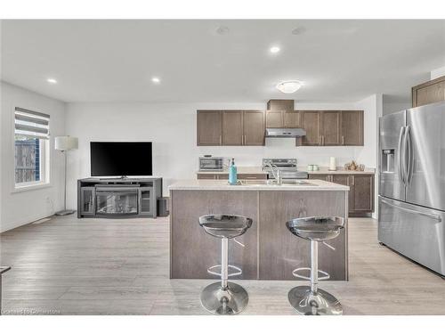 82 Pony Way E, Kitchener, ON - Indoor Photo Showing Kitchen With Double Sink With Upgraded Kitchen