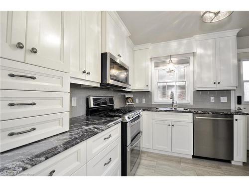 9 Christopher Drive, Cambridge, ON - Indoor Photo Showing Kitchen With Double Sink With Upgraded Kitchen