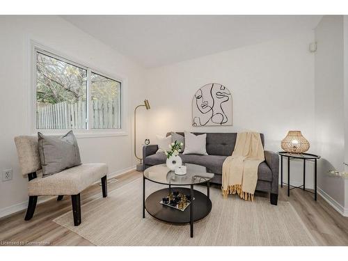 21-20 Paulander Drive, Kitchener, ON - Indoor Photo Showing Living Room