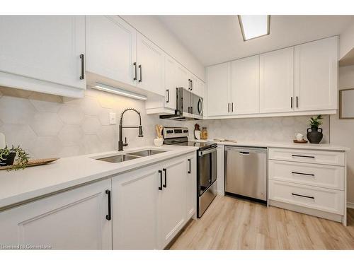 21-20 Paulander Drive, Kitchener, ON - Indoor Photo Showing Kitchen With Double Sink With Upgraded Kitchen