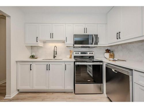 21-20 Paulander Drive, Kitchener, ON - Indoor Photo Showing Kitchen