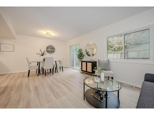 21-20 Paulander Drive, Kitchener, ON - Indoor Photo Showing Living Room