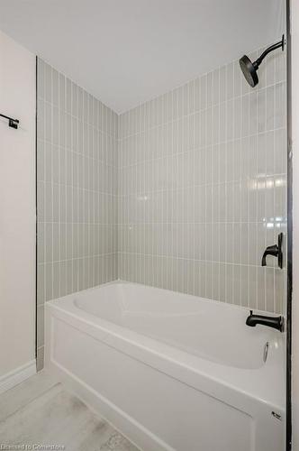 21-20 Paulander Drive, Kitchener, ON - Indoor Photo Showing Bathroom