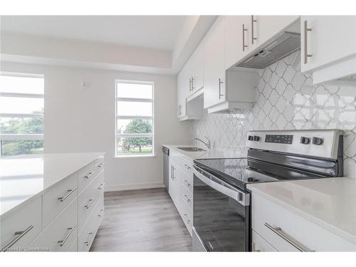 212-251 Northfield Drive, Waterloo, ON - Indoor Photo Showing Kitchen With Upgraded Kitchen