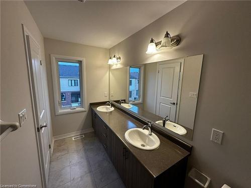 24-15 Blacklock Street, Cambridge, ON - Indoor Photo Showing Bathroom