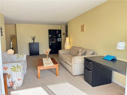 608-265 Westcourt Place, Waterloo, ON - Indoor Photo Showing Living Room