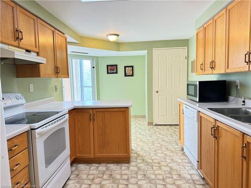 608-265 Westcourt Place, Waterloo, ON - Indoor Photo Showing Kitchen