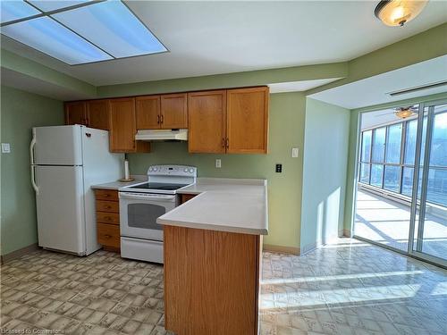 608-265 Westcourt Place, Waterloo, ON - Indoor Photo Showing Kitchen