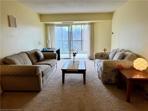 608-265 Westcourt Place, Waterloo, ON - Indoor Photo Showing Living Room