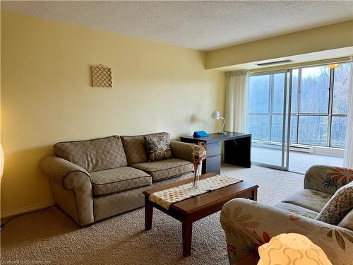 608-265 Westcourt Place, Waterloo, ON - Indoor Photo Showing Living Room