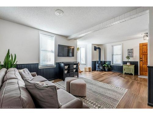 270 Queen Street E, Cambridge, ON - Indoor Photo Showing Living Room