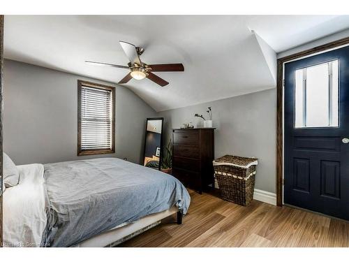 270 Queen Street E, Cambridge, ON - Indoor Photo Showing Bedroom