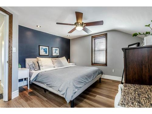 270 Queen Street E, Cambridge, ON - Indoor Photo Showing Bedroom