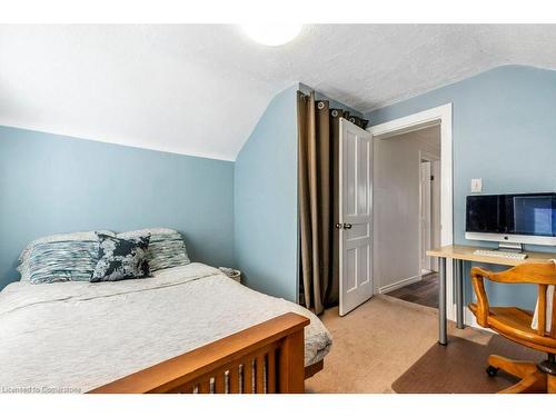 270 Queen Street E, Cambridge, ON - Indoor Photo Showing Bedroom