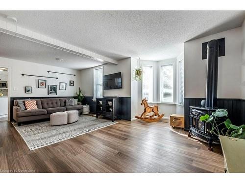 270 Queen Street E, Cambridge, ON - Indoor Photo Showing Living Room