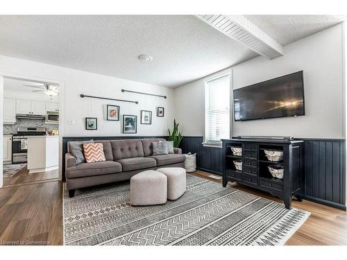 270 Queen Street E, Cambridge, ON - Indoor Photo Showing Living Room