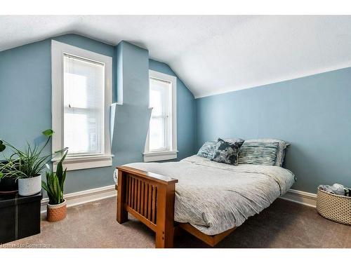 270 Queen Street E, Cambridge, ON - Indoor Photo Showing Bedroom