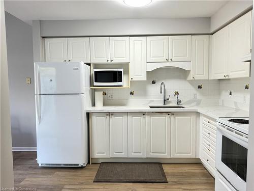 388 Laurel Gate Drive, Waterloo, ON - Indoor Photo Showing Kitchen