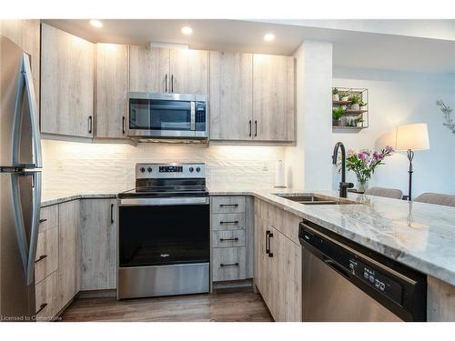 1601-60 Charles Street W, Kitchener, ON - Indoor Photo Showing Kitchen With Double Sink With Upgraded Kitchen