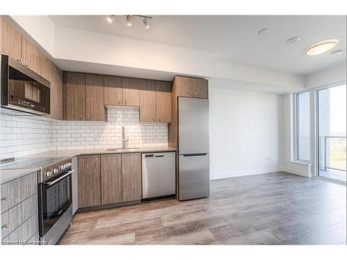 1610-15 Wellington St S, Kitchener, ON - Indoor Photo Showing Kitchen