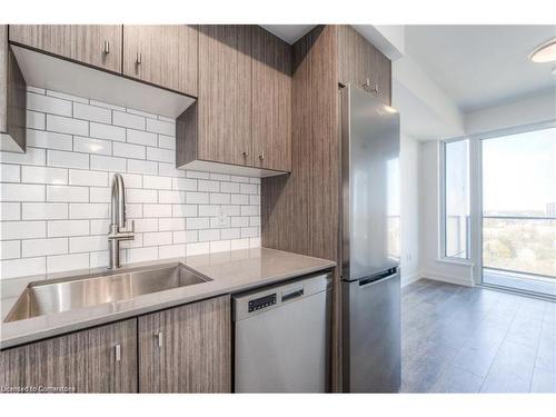 1610-15 Wellington St S, Kitchener, ON - Indoor Photo Showing Kitchen