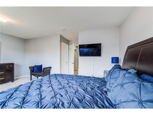 106-135 Hardcastle Drive, Cambridge, ON - Indoor Photo Showing Bedroom