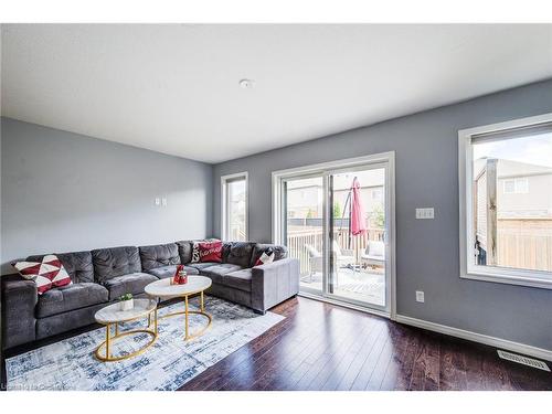 106-135 Hardcastle Drive, Cambridge, ON - Indoor Photo Showing Living Room