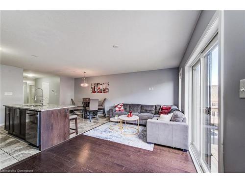 106-135 Hardcastle Drive, Cambridge, ON - Indoor Photo Showing Living Room