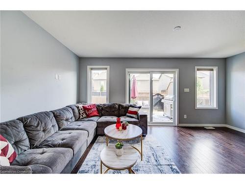 106-135 Hardcastle Drive, Cambridge, ON - Indoor Photo Showing Living Room