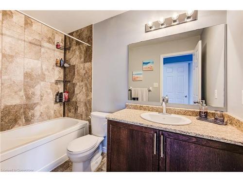 106-135 Hardcastle Drive, Cambridge, ON - Indoor Photo Showing Bathroom