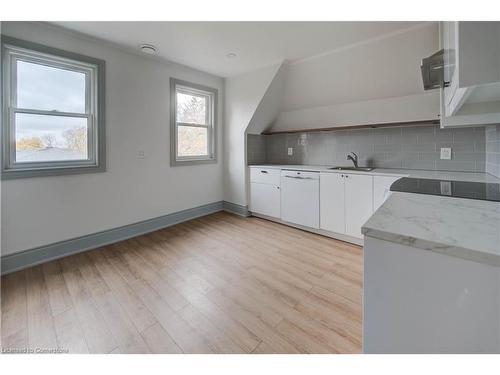 D-706 Queenston Road, Cambridge, ON - Indoor Photo Showing Kitchen