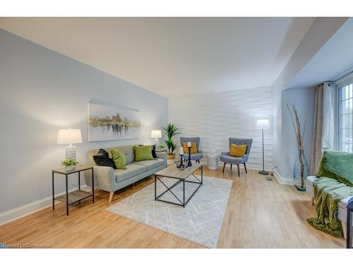 142 Spadina Road W, Kitchener, ON - Indoor Photo Showing Living Room